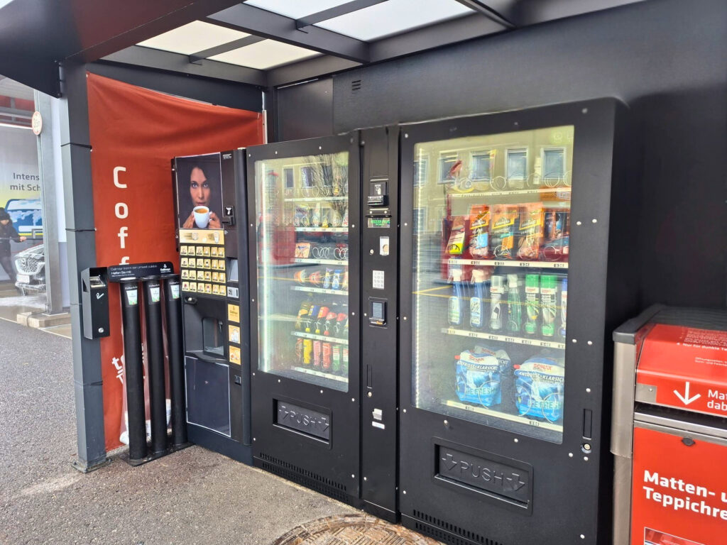 Kaffeeautomat mit angebundenem Produktautomat von Vendomatic im Betrieb